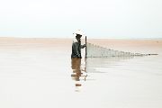 Foto: Cilts sievietes un saldūdens delfīnu meklējumi Borneo